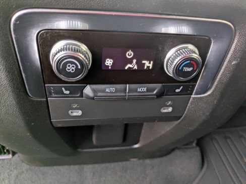 Used 2022 GMC Yukon Denali w/ Advanced Technology Package image 16