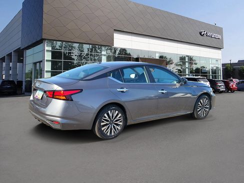 Used 2024 Nissan Altima 2.5 SV FWD image 2