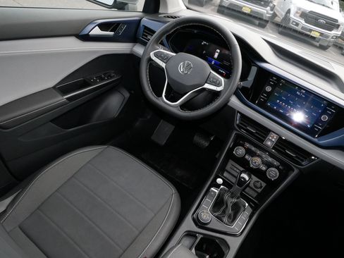 Certified 2024 Volkswagen Taos SE w/ Panoramic Sunroof Package image 9