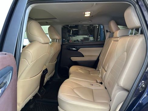 Used 2022 Toyota Highlander XLE AWD/4WD image 34