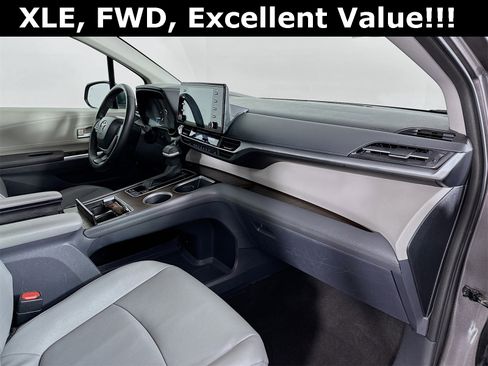 Used 2023 Toyota Sienna XLE image 30