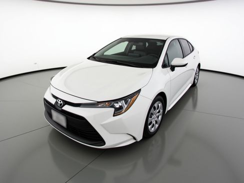 Used 2025 Toyota Corolla LE image 3