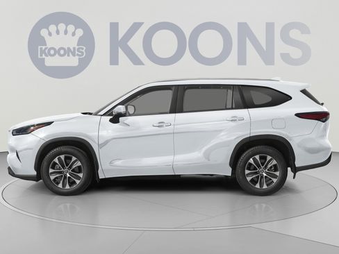 Used 2023 Toyota Highlander XLE AWD/4WD image 4