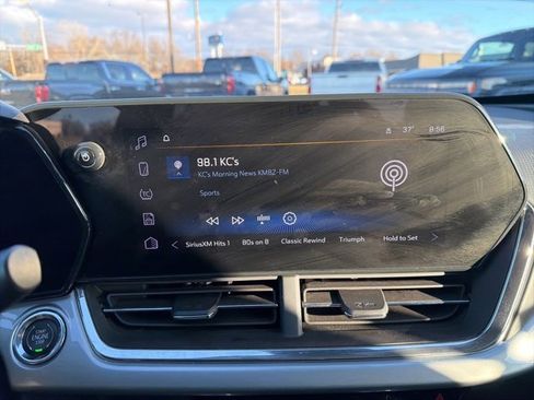 Used 2025 Chevrolet Trax LT w/ LT Convenience Package image 39