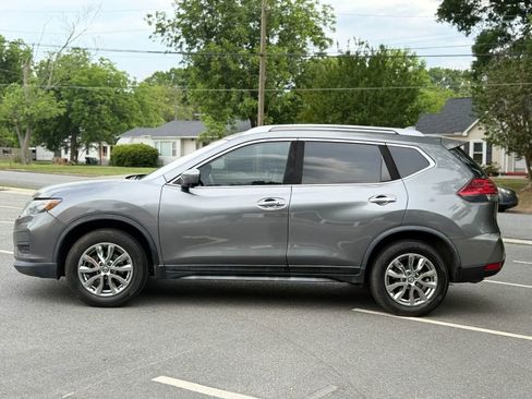 Used 2017 Nissan Rogue SV AWD/4WD image 4