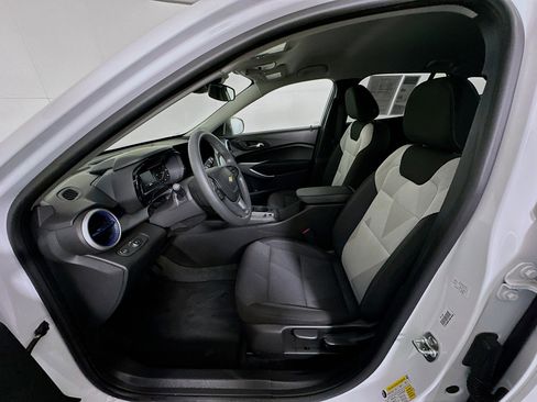 Used 2025 Chevrolet Trax LS image 13