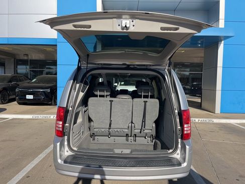 Used 2010 Chrysler Town & Country Touring image 5