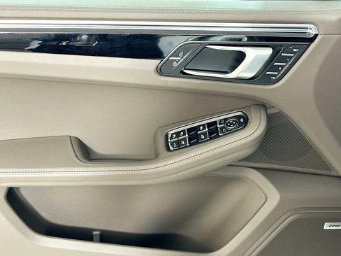 Certified 2025 Porsche Macan image 11
