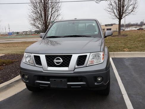 Used 2018 Nissan Frontier PRO-4X image 2