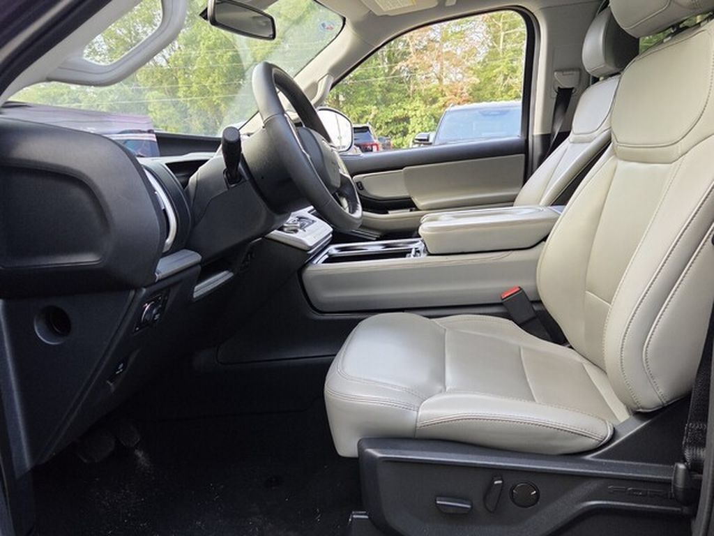 Used 2025 Ford Expedition Active AWD/4WD image 5