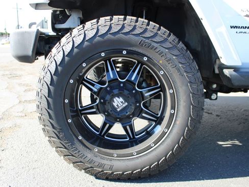 Used 2018 Jeep Wrangler Unlimited Sahara w/ Connectivity Group image 12