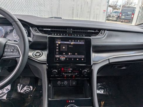 Used 2023 Jeep Grand Cherokee Altitude image 3