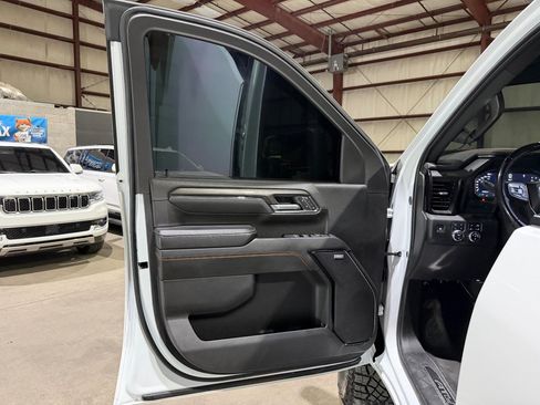 Used 2024 GMC Sierra 2500 AT4 w/ AT4 Preferred Package AWD/4WD image 10