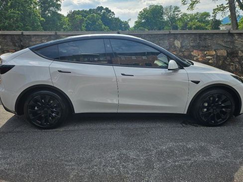 Used 2024 Tesla Model Y Long Range AWD/4WD image 10