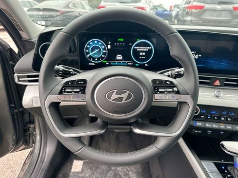New 2025 Hyundai Elantra Limited image 39