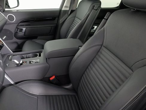 Used 2024 Land Rover Discovery S image 32