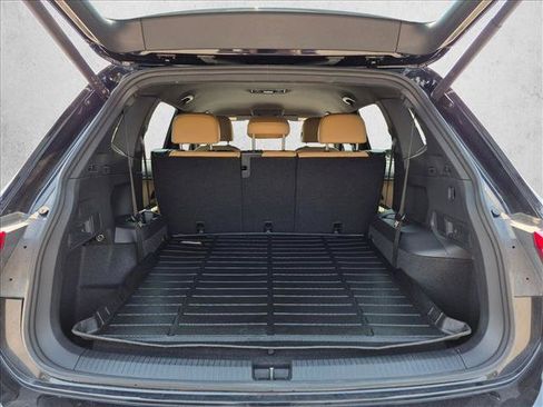Used 2024 Volkswagen Tiguan SE w/ MDO Package, Three-Row FWD image 6