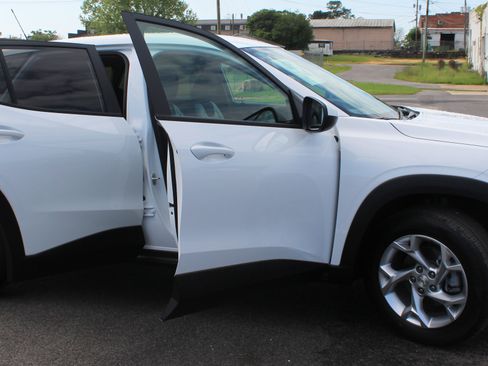 Used 2025 Chevrolet Trax LS w/ LS Convenience Package image 8