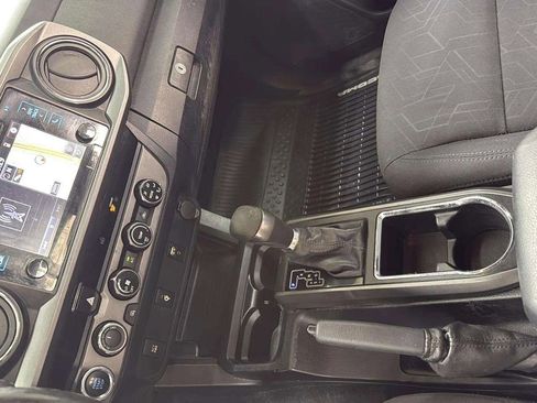 Used 2017 Toyota Tacoma TRD Sport w/ Tow Package (A/T) image 16