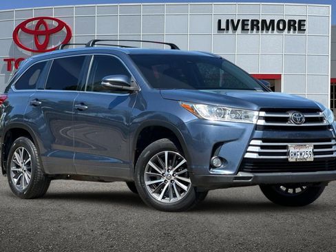Used 2017 Toyota Highlander XLE AWD/4WD image 2