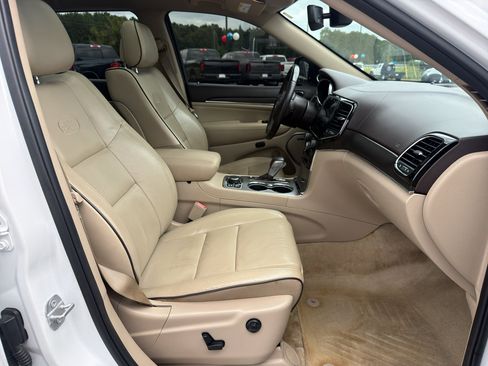 Used 2019 Jeep Grand Cherokee Overland AWD/4WD image 24