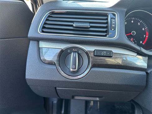 Used 2018 Volkswagen Passat 2.0T SE image 25