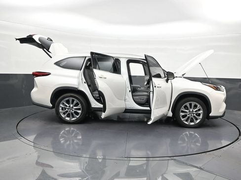 Used 2021 Toyota Highlander Limited FWD image 33