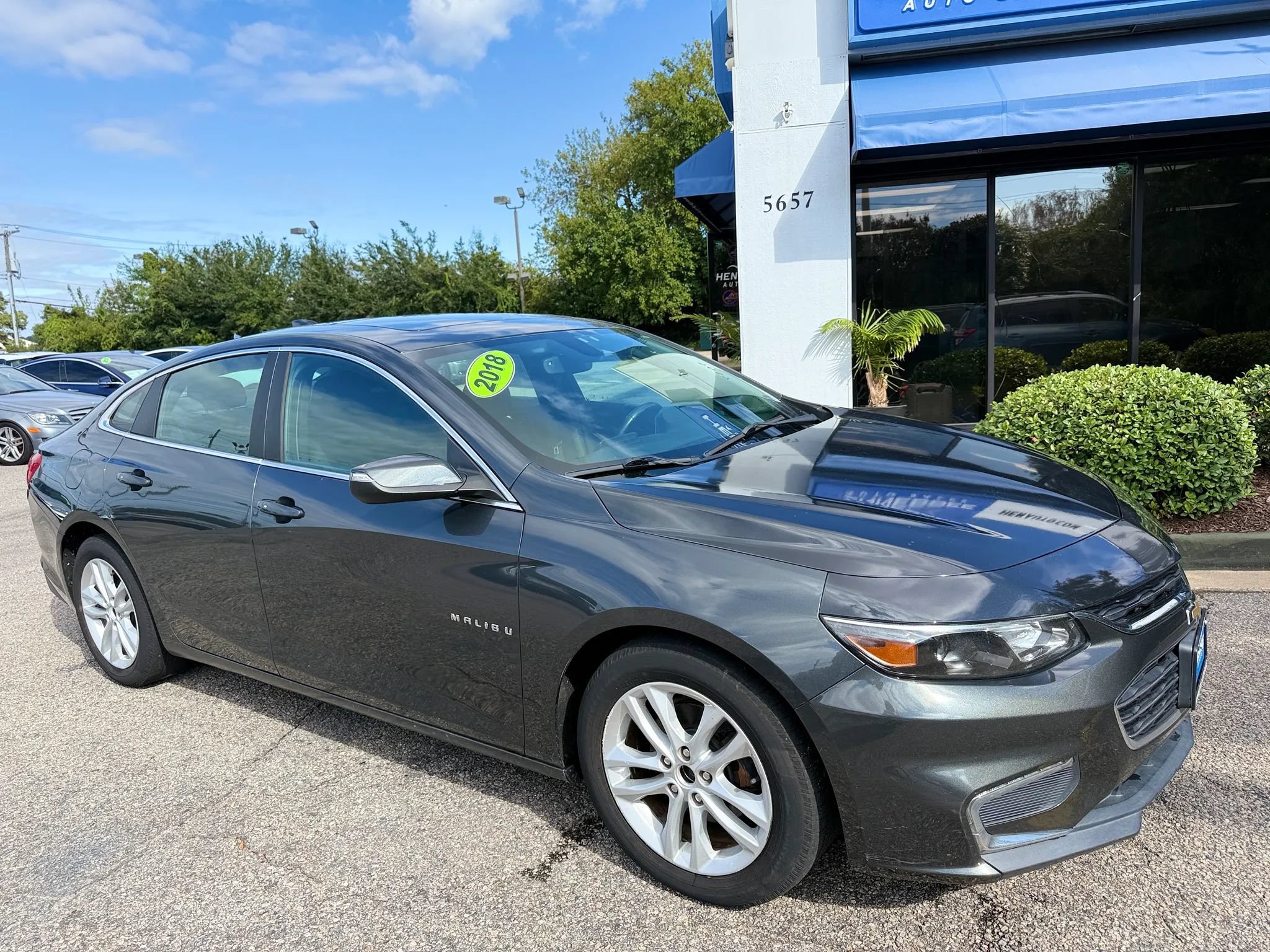 Used 2018 Chevrolet Malibu LT FWD image 1