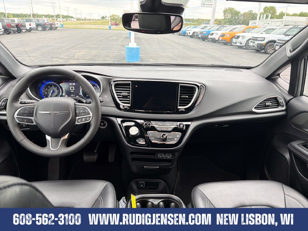 Used 2025 Chrysler Pacifica Select FWD image 12