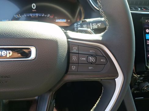 Used 2025 Jeep Grand Cherokee L Laredo AWD/4WD image 22