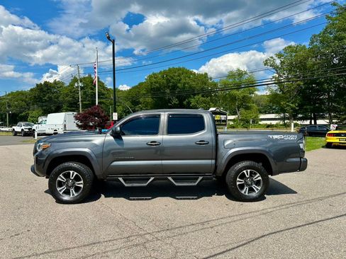 Used 2019 Toyota Tacoma TRD Sport w/ Technology Package AWD/4WD image 4