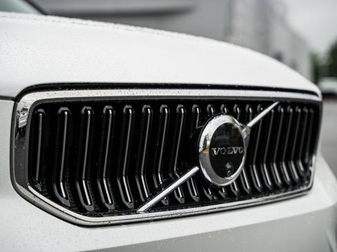 Certified 2025 Volvo XC40 B5 Ultra w/ Climate Package image 13