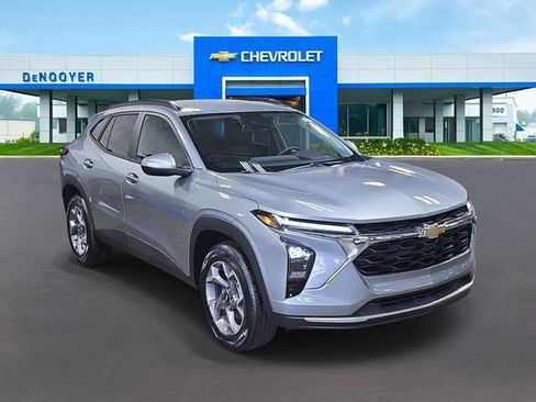 New 2026 Chevrolet Trax LT w/ Driver Confidence Package FWD image 5
