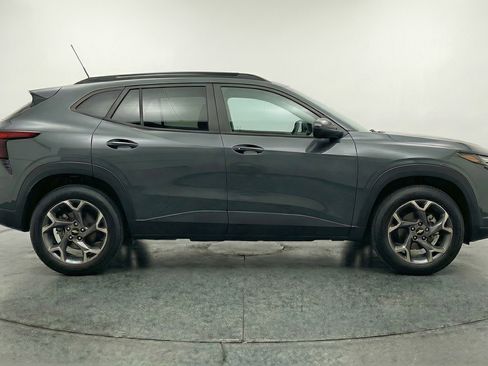Used 2025 Chevrolet Trax LT w/ LT Convenience Package image 11