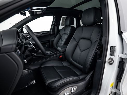 Certified 2026 Porsche Macan Turbo AWD/4WD image 5