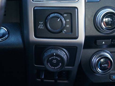 Used 2018 Ford F150 Platinum w/ Equipment Group 701A Luxury image 34