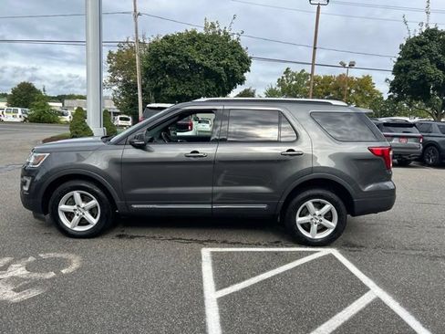 Used 2017 Ford Explorer XLT w/ Equipment Group 202A AWD/4WD image 4