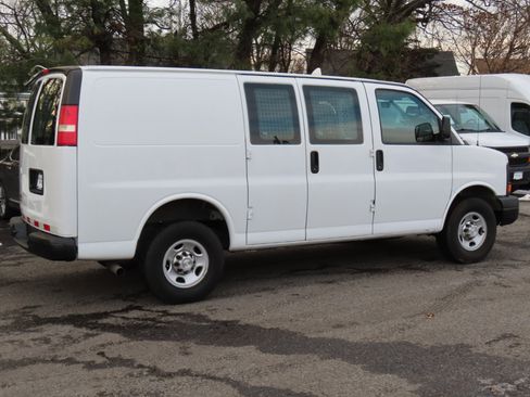 Used 2015 Chevrolet Express 2500 image 21