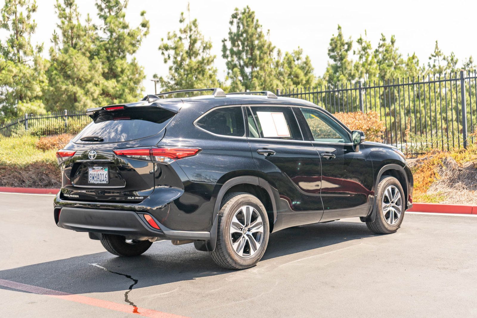 Certified 2021 Toyota Highlander XLE AWD/4WD image 9