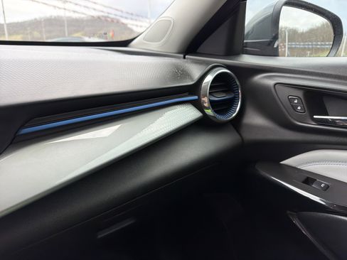 Used 2025 Chevrolet Trax LT w/ LT Convenience Package FWD image 24