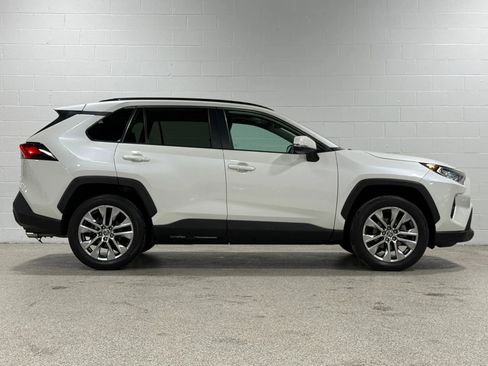 Used 2021 Toyota RAV4 XLE Premium image 5