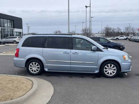Used 2013 Chrysler Town & Country Touring image 7