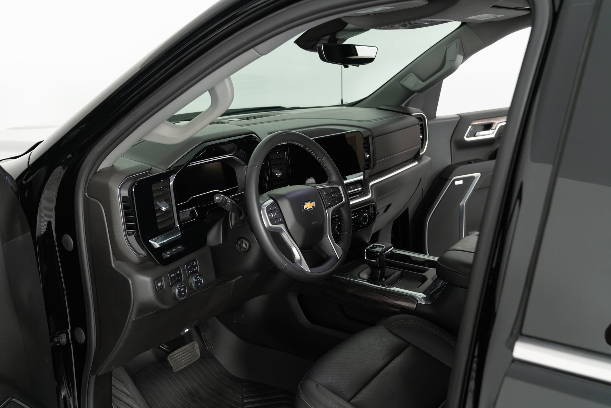 Used 2023 Chevrolet Silverado 1500 LTZ w/ LTZ Premium Package AWD/4WD image 5