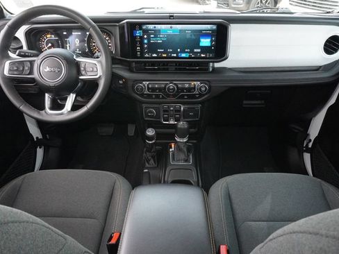 Used 2025 Jeep Wrangler Unlimited Sahara AWD/4WD image 22