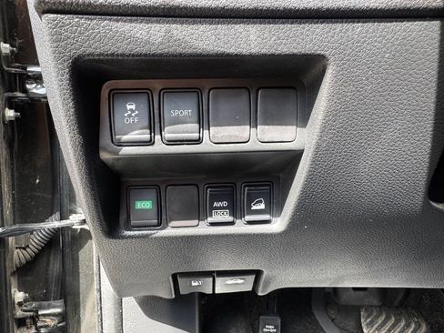 Used 2016 Nissan Rogue SV image 26