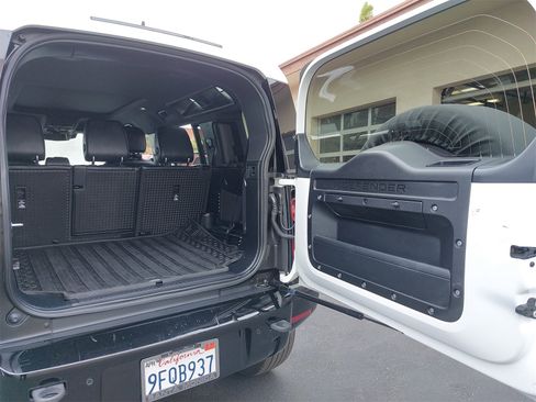 Used 2023 Land Rover Defender 110 X-Dynamic SE image 12