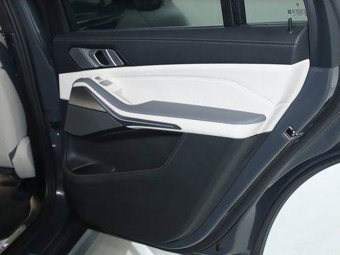 Used 2025 BMW X7 M60i image 34