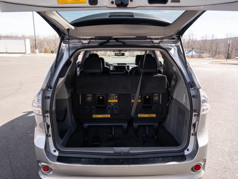 Used 2014 Toyota Sienna SE FWD image 41