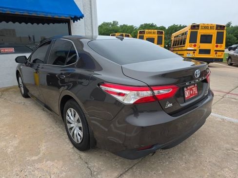 Used 2020 Toyota Camry LE FWD image 3
