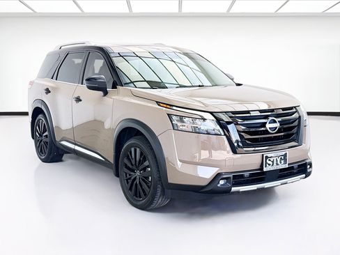Used 2023 Nissan Pathfinder Platinum w/ Black Appearance Package FWD image 3